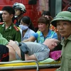 Một nạn nhân được giải cứu tại khu chung cư HH4a Linh Đàm bị cháy. (Ảnh: PV/Vietnam+)