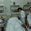 Các nạn nhân trong vụ sập nhà cổ Trần Hưng Đạo được điều trị tại Bênh viện Việt Đức. (Ảnh: CTV/Vietnam+)