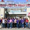 Các tình nguyện viên FedEx và Nhịp Tim Việt Nam mang các phòng khám y tế di động của chương trình FedEx Mang Nhịp Đập Đến Trái Tim đến bệnh viện Phan Thiết. (Ảnh: FedEx) 