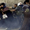 Cảnh sát Israel xô đẩy phụ nữ Palestine trong một vụ đụng độ ở Thành cổ Jerusalem. (Ảnh: AP)