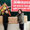 Trao tặng quà cho đại diện trường Trung học Cơ sở Dân Chủ. (Ảnh: PV/Vietnam+)