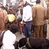 Cảnh sát Ấn Độ lục soát một số hành lý khả nghi. (Ảnh: indiatoday.intoday.in)