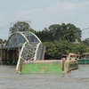 Cầu Ghềnh bắc qua sông Đồng Nai bị sà lan đâm sập 2 nhịp. (Ảnh: Sỹ Tuyên - TTXVN)