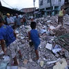 Người dân tìm kiếm đồ đạc sót lại bên những căn nhà bị đổ sập trong động đất tại Manta, Ecuador ngày 17/4. (Ảnh: AFP/TTXVN)