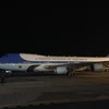Chiếc máy bay được cho là chở Tổng thống Mỹ Obama hạ cánh xuống sân bay Nội Bài. (Ảnh: Minh Sơn/Vietnam+)