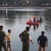 Lực lượng chức năng tìm vớt xác thanh niên ở hồ Thiền Quang chiều 3/6. (Ảnh: PV/Vietnam+)