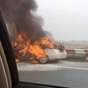 Chiếc xe bốc cháy rừng rực trên cao tốc Pháp Vân-Cầu Giẽ. (Ảnh: CTV/Vietnam+)