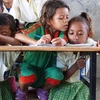 Tình trạng học sinh phải ngồi ghép ở trường tiểu học công lập ‘Bairro Pite’ tại thủ đô Dili của Timor Leste không phải là hiếm. (Ảnh: Trần Long/Vietnam+)
