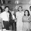 Tổng Giám đố Đỗ Phượng chụp ảnh với các nghệ sỹ trong buổi ra mắt Đoàn ca nhạc dân tộc (6/1992). (Ảnh: Cao Phong/TTXVN)