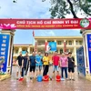 Các thầy cô giáo Trường Tiểu học Duyên Hà cùng các giáo viên trường bạn vệ sinh sạch sẽ khuôn viên, sẵn sàng đón học sinh trở lại vào thứ Hai. (Ảnh: NTCC)