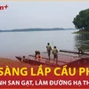 Bộ đội công binh khẩn trương lắp đặt cầu phao thay thế cầu Phong Châu