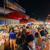 Chợ hoa lớn nhất Hà Nội nhộn nhịp trước ngày Phụ nữ Việt Nam 