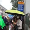 [Photo] Người dân Thủ đô chật vật di chuyển trong mưa rét
