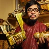 Nghệ nhân Nguyễn Tấn Phát với những bức tượng mèo độc bản cho năm Quý Mão. (Ảnh: Hoài Nam/Vietnam+)