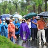 Hàng nghìn người dân ‘đội mưa’ chiêm bái Đền Hùng ngày giỗ Tổ 