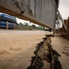 Hà Nội: Xuất hiện nhiều vết nứt trên mặt đường đê Âu Cơ