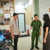 Lực lượng chức năng tiến hành kiểm tra, rà soát và tuyên truyền tại các nhà trọ, chung cư mini trên địa bàn quận Cầu Giấy (Hà Nội). (Ảnh: Hoài Nam/Vietnam+)