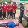Công an Hà Nội hướng dẫn học sinh tìm hiểu và thực hành kỹ năng phòng cháy chữa cháy và cứu nạn cứu hộ. (Ảnh: Hoài Nam/Vietnam+)
