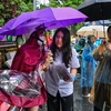 Sỹ tử 'đội mưa' dự thi môn cuối cùng kỳ thi vào lớp 10 ở Hà Nội 