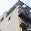 Hiện trường vụ cháy tại 207 Định Công Hạ (Hoàng Mai, Hà Nội) có lồng sắt và biển quảng cáo bịt kín lối thoát nạn. (Ảnh: Hoài Nam/Vietnam+)