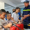 Trẻ em tham gia buổi huấn luyện sử dụng bình chữa cháy bằng mô hình thực tế ảo tại Hà Nội. (Ảnh: Hoài Nam/Vietnam+)