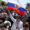 Người biểu tình tuần hành trên đường phố ở Donetsk ngày 27/4. (Nguồn: AFP/TTXVN)