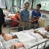 Cán bộ Sứ quán Việt Nam thăm anh Mai Văn Trường đang được điều trị tại bệnh viện ở Bangkok (Ảnh: Đại sứ quán Việt Nam tại Thái Lan)