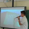 Tùng Lâm, học sinh lớp 12 trường Trung học phổ thông Thực nghiệm đang thuyết trình về ngôi trường trong mơ của mình. (Ảnh: Nguyễn Đức Toàn)