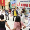 Thầy Hiệu trưởng Nguyễn Quốc Bình nhảy hiphop với học sinh trong lễ khai giảng năm 2014. (Ảnh: Lê Minh Sơn/Vietnam+)