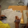Các thí sinh điền thông tin vào biểu mẫu đăng ký xét tuyển đại học nguyện vọng một. (Ảnh: PV/Vietnam+)