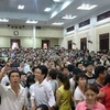 Hình ảnh ấn tượng tại Đại học Kinh tế quốc dân khi hàng nghìn thí sinh, phụ huynh chờ đợi điểm chuẩn dự kiến ngày 20/8. (Ảnh: CTV/Vietnam+)