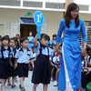 Cô và trò Trường Tiểu học Bạch Đằng, Thành phố Hồ Chí Minh, trong lễ khánh thành trường và khai giảng năm học mới 2015-2016. (Ảnh: Phuong Vy/TTXVN)
