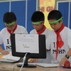 Các em học sinh tham gia giải toán qua mạng ngay trong ngày khai mạc. (Ảnh: Đại học FPT)
