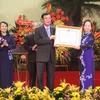 Phó Chủ tịch nước Nguyễn Thị Doan trao Huân chương Độc lập hạng nhất cho Bộ Giáo dục và Đào tạo. (Ảnh: CTV/Vietnam+)