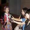 Cô giáo Lò Thị Dinh trả lời phỏng vấn báo chí bên lề đại hội thi đua yêu nước ngành giáo dục lần thứ 6. (Ảnh: CTV/Vietnam+)