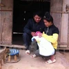 Dù đã nhiễm HIV 13 năm, được điều trị ARV, anh Lò Văn Tân (Điện Biên) vẫn khoẻ mạnh. Vợ và con anh không bị nhiếm HIV. (Ảnh: Thuỳ Giang/Vietnam+)