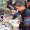Học sinh nữ học vẽ và học thêu. (Ảnh: PM/Vietnam+)
