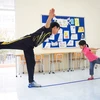 Giáo viên kiểm tra năng lực thể chất của học sinh tại trường Tiểu học Công nghệ Giáo dục. (Ảnh: CTV/Vietnam+)