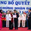 Phó Chủ tịch nước Nguyễn Thị Doan trao chứng nhận và Bộ trưởng Bộ Giáo dục Đào tạo Phạm Vũ Luận tặng hoa cho giáo sư trẻ nhất năm 2014 Phan Thanh Sơn Nam. (Ảnh: Quý Trung/TTXVN)