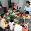 Giờ ăn của các trẻ nhiễm HIV/AIDS tại Trung tâm Bảo trợ Trẻ em Bà Rịa-Vũng Tàu. (Ảnh: Dương Ngọc/TTXVN)
