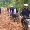 Để vượt qua cung đường lầy lội đến các điểm trường của Trường Tiểu học Tri Lễ 4 (xã Tri Lễ, huyện Quế Phong, tỉnh Nghệ An), mỗi thầy giáo phải là những tay lái cự phách. 