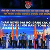 Trung ương Đoàn trao cờ thi đua cho các đơn vị xuất sắc. (Ảnh: An Hiếu/TTXVN)