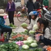 Thực phẩm được bầy bán ở các chợ tuồn vào trường học, đội lốt thực phẩm sạch, rõ nguồn gốc. (Ảnh minh họa: Thanh Tâm/Vietnam+)