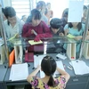 Thí sinh làm thủ tục rút hồ sơ tại Đại học Công nghiệp Hà Nội năm 2015. (Ảnh: Lê Minh Sơn/Vietnam+)