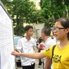 Thí sinh tham khảo thông tin xét tuyển tại Đại học Kinh tế Quốc dân. (Ảnh: Phạm Mai/Vietnam+)