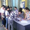 Thí sinh xếp hàng làm thủ tục rút hồ sơ tại Đại học Bách khoa Hà Nội năm 2015 (Ảnh: Phạm Mai/Vietnam+)