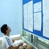 Thí sinh xem thông tin xét tuyển tại Đại học Công nghiệp Hà Nội. (Ảnh: Lê Minh Sơn/Vietnam+)