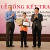  Ông Phạm Xuân Tiến, Phó Giám đốc Sở Giáo dục và Đào tạo Hà Nội và ông Gavan Iacono, Tổng giám đốc Language Link Việt Nam trao giải Nhất cho em Nguyễn Cường Linh. (Ảnh: BTC)