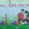 Tập thơ "Quà cho con". (Ảnh:PV/Vietnam+)