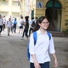 Thí sinh vui vẻ rời trường thi. (Ảnh: Lê Minh Sơn/Vietnam+)